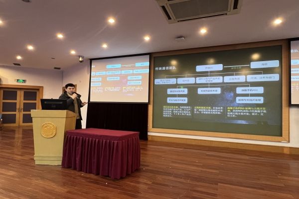 通信场主讲人.jpg 通信场主讲人.jpg